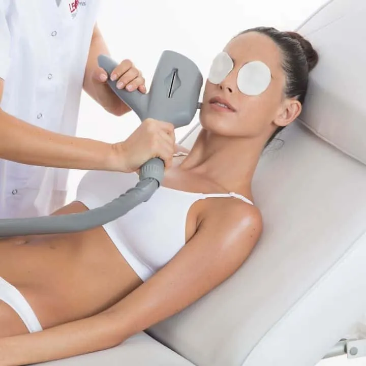 Frau genießt entspannte Hyperpulse Behandlung bei Easy Beauty in Rielasingen.