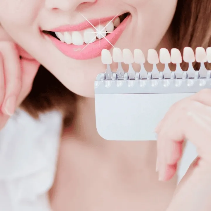 Zufriedene Kundin nach Zahnaufhellung Easy Beauty Rielasingen
