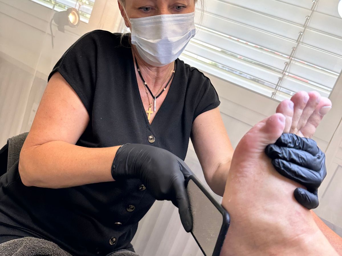 Fachkosmetikerin bei der professionellen Fußpflege im Easy Beauty Kosmetikstudio Rielasingen bei Singen