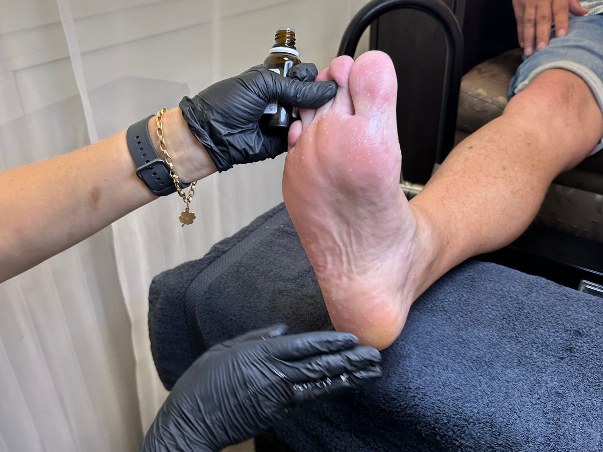 Pflegeöl wird bei der Fußpflege auf die Fußsohle aufgetragen – Easy Beauty Rielasingen bei Singen