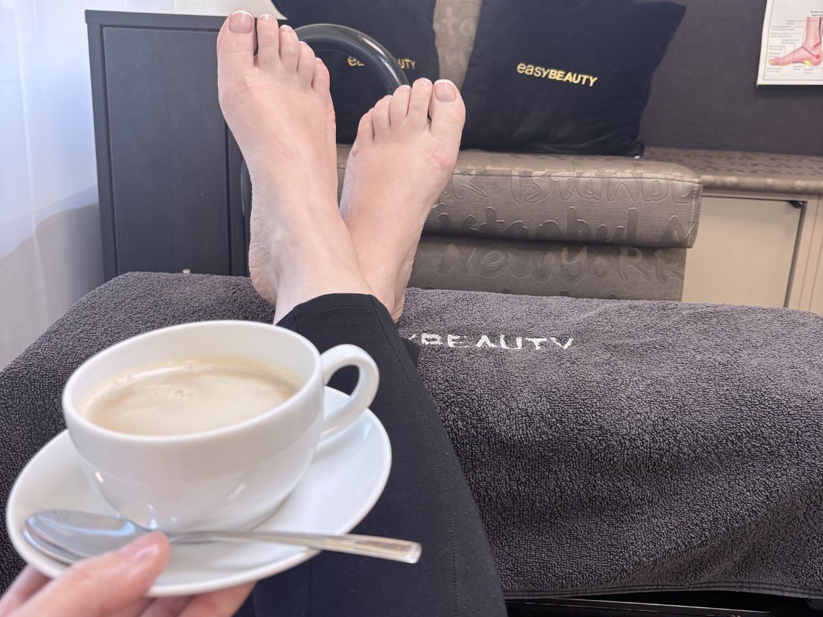 Behandlungsraum während der Fußpflege im Easy Beauty Kosmetikstudio Rielasingen bei Singen