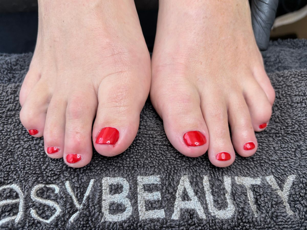 Nachher: gepflegte Fußnägel mit rotem Shellac nach der Pediküre bei Easy Beauty Rielasingen