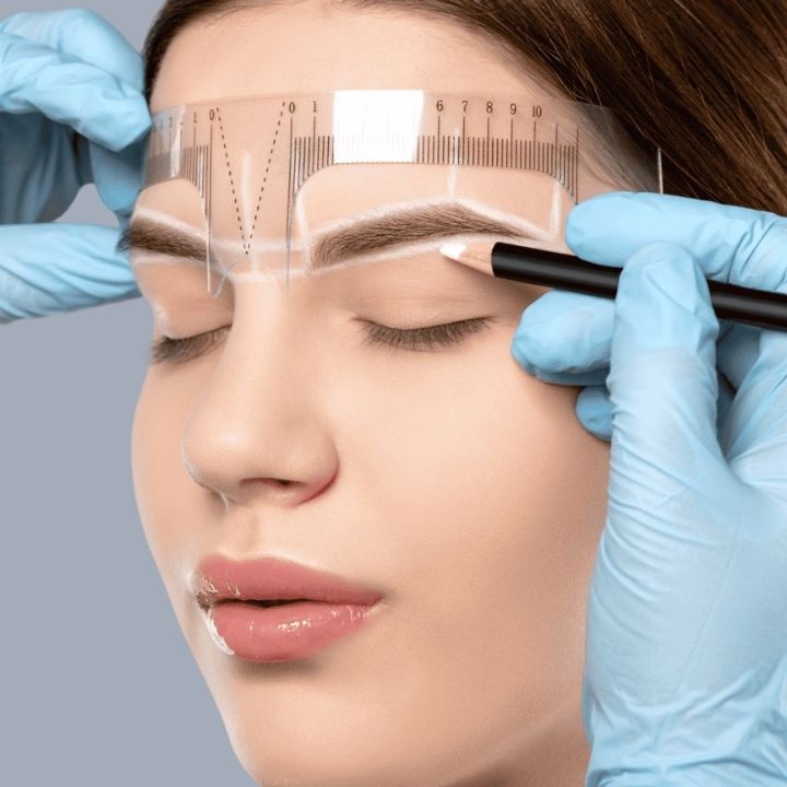 Professionelle Augenbrauen-Vermessung mit Messchablone zur genauen Designplanung vor Permanent Make-up